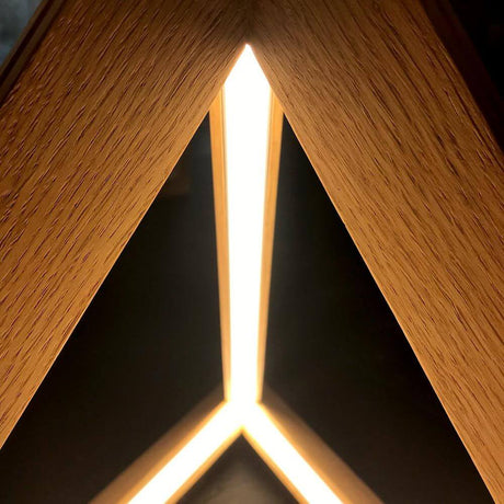 LED Lampe de table Trigonon 2500lm chêne-huilé avec une lumière chaleureuse et un design élégant en bois huilé.
