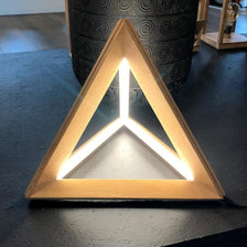 LED Tischleuchte Trigonon 2500lm Eiche-Geölt im modernen, dreieckigen Design aus geölter Eiche.