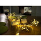 LED Tropfenlametta 10 Stränge mit 20 Dioden 200 Warmweiße Dioden auf einem Tisch mit Rotwein und Serviette.