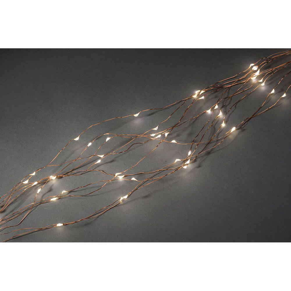 LED Tropfenlametta 10 Stränge mit 9 Dioden 90 Warmweiße Dioden kupferfarbener Draht auf einem dunklen Hintergrund.