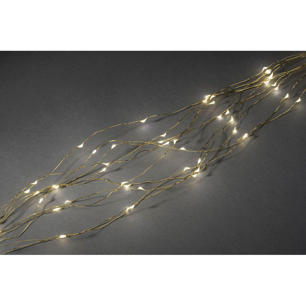 LED Tropfenlametta 24 Stränge mit 20 Dioden 480 Warmweiße Dioden goldfarbener Draht auf dunklem Hintergrund.
