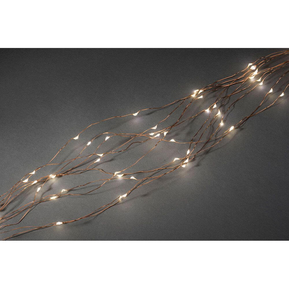 LED Tropfenlametta 26 Stränge mit 27 Dioden 702 Warmweiße Dioden kupferfarbener Draht auf dunklem Hintergrund.