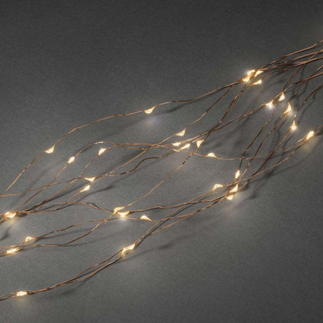 LED Tropfenlametta 10 Stränge mit 20 Dioden 200 bernsteinfarbene Dioden kupferfarbener Draht auf grauem Hintergrund.