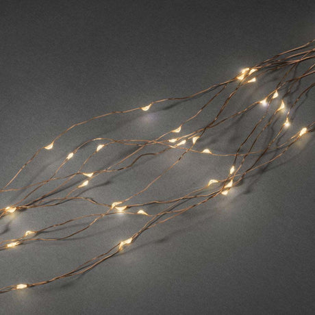 LED Tropfenlametta 10 Stränge mit 9 Dioden 90 bernsteinfarbene Dioden kupferfarbener Draht auf dunklem Hintergrund.