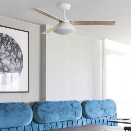 LED Ventilator Rodas Ø 132cm in modernem Wohnraum mit Sitzgelegenheit und Kunstwerk.