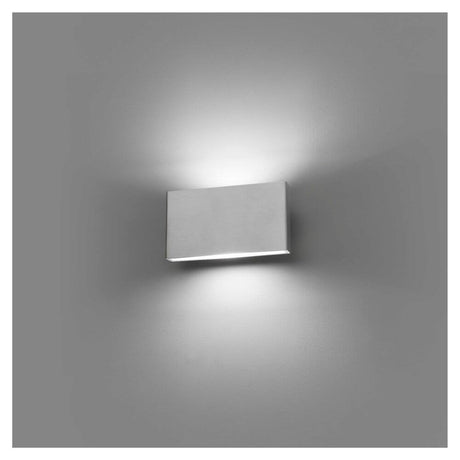LED Wand-Außenlampe Kaula 3000K IP44 Edelstahl Meerwasserfest auf grauer Wand.