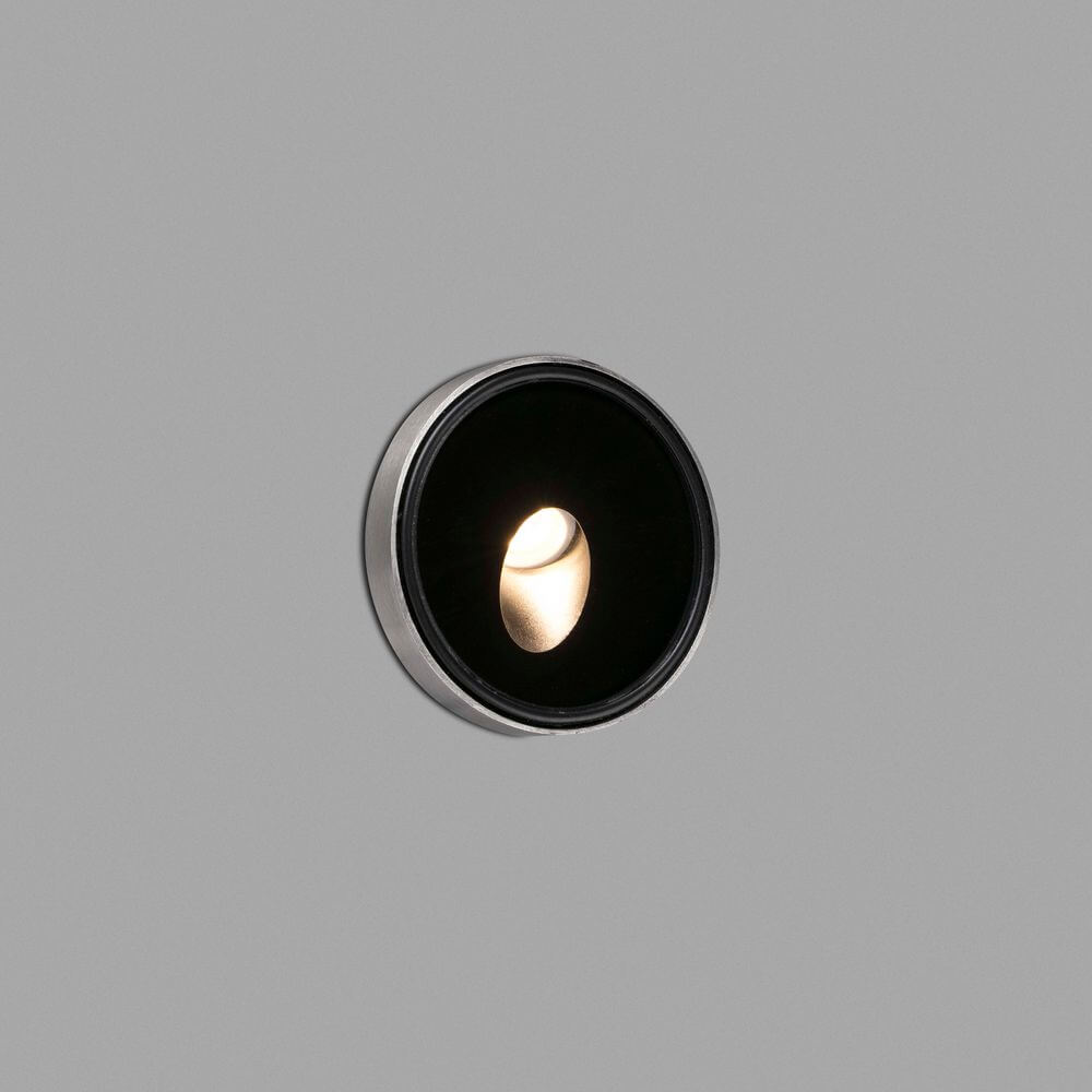 LED Boden-Einbaulampe Wandeinbaustrahler DANG 3W 3000K 35º IP67 in modernem Design, installiert in Wand.