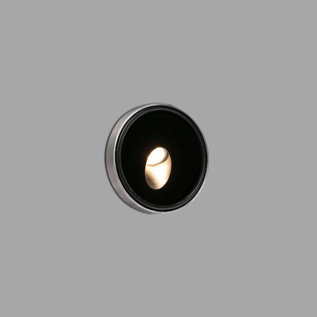 LED Boden-Einbaulampe Wandeinbaustrahler DANG 3W 3000K 35º IP67 in modernem Design, installiert in Wand.