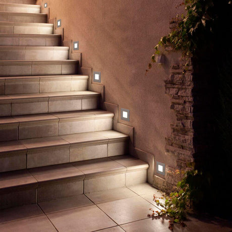 LED Wand-Einbauleuchte FROL IP65 Nickel-Matt beleuchtet Treppe mit modernen Wandleuchten.