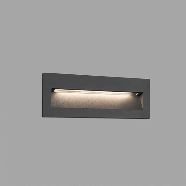 LED Wand-Einbauleuchte NAT IP65 Dunkelgrau an Wand montiert, moderne Innenbeleuchtung.