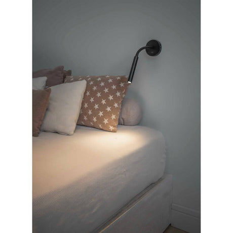 LED Wand-Leseleuchte KALE Schwarz an der Wand neben dem Bett für gezieltes Leselicht