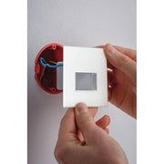 Installasjon av LED-vegginnfellingsarmaturen Edge Quadro Hvit-matt i en veggboks.