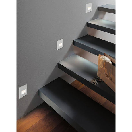 LED Wandeinbauleuchte Edge Quadro Weiß-Matt an der Wand in einer Treppenhaus-Szene.