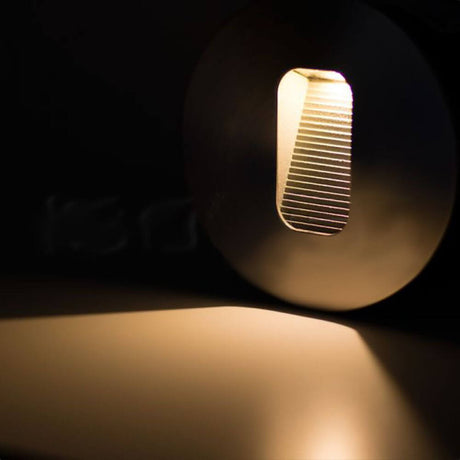 LED Wandeinbauleuchte eckig 3W Edelstahl Warmweiß IP65 in dunklem Ambiente beleuchtet