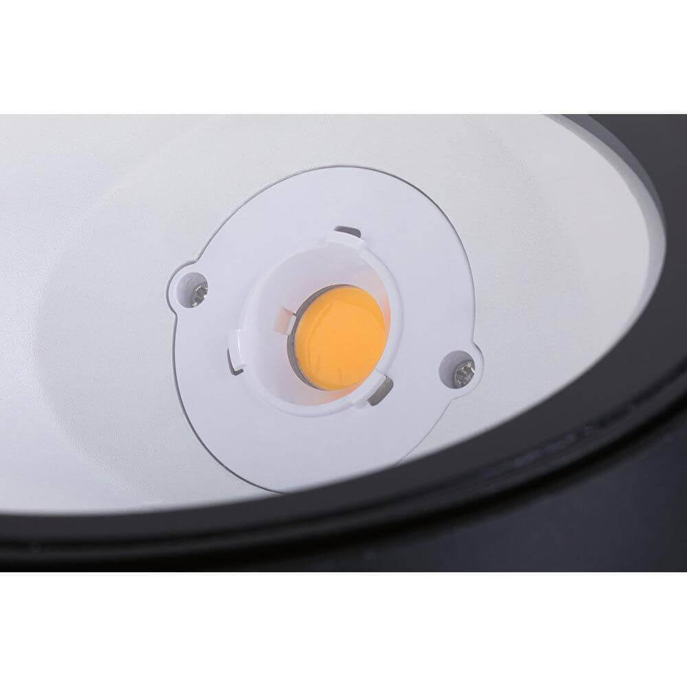 Nahaufnahme der Lichtquelle des LED Einbau-Wandfluters Ocos mit warmweißer LED und robustem Design.