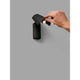 LED Wandlampe LE PETIT Schwarz in Aktion mit Hand, die das Licht anpasst.