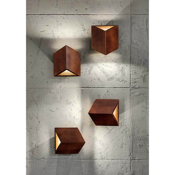 LED Wandlampe Trekant 720lm Nuss dreidimensionales Design an Betonwand
