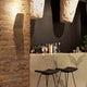 LED-Wandleuchte Ashiya in modernem Interieur mit Backsteinwand und stilvoller Bar.