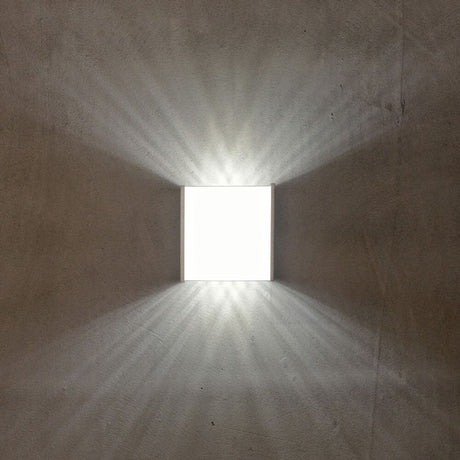 Casablanca LED-Wandleuchte Box mit Lichteffekten auf Wandoberfläche.
