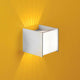 Casablanca LED-Wandleuchte Box mit Aluminium und mattem Glas auf gelbem Hintergrund.
