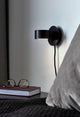 LED Wandleuchte Clyde an einer Wand, perfekt für ein modernes, skandinavisches Ambiente.