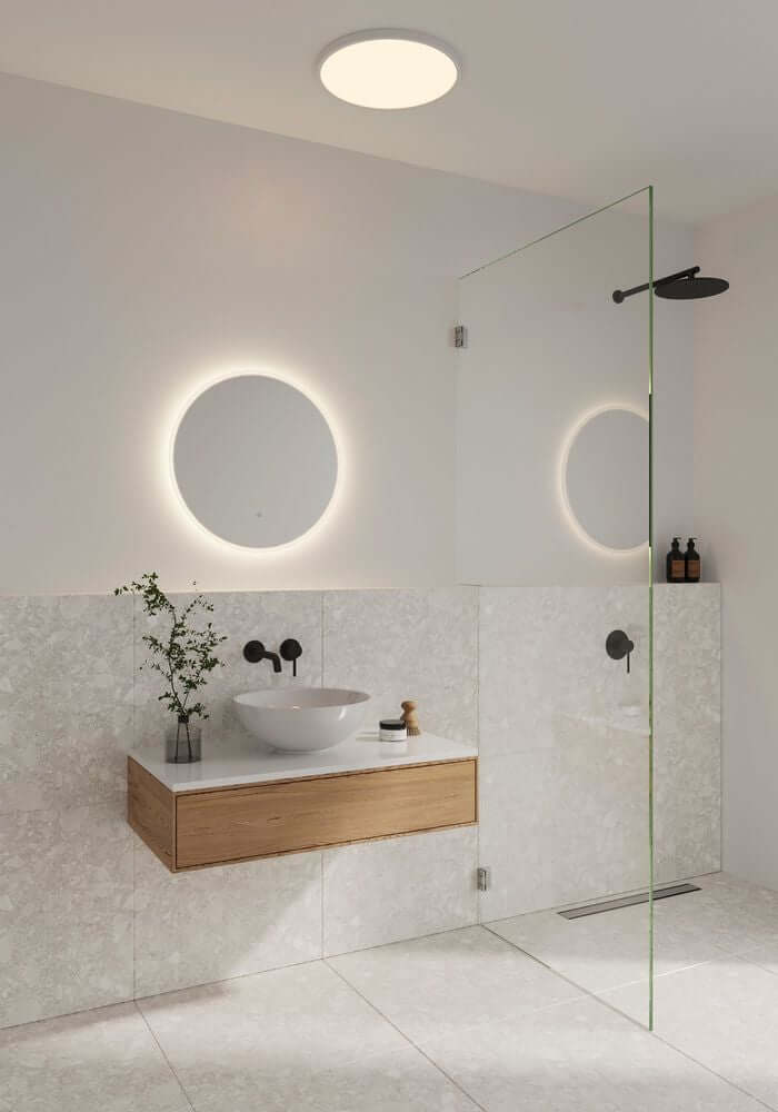 Elegante Badezimmeransicht mit LED Wandleuchte Dovina 60 IP44 und modernem Waschtisch.