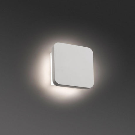 LED Wandleuchte ELSA 5,5W 2700K Weiß an einer Wand montiert, modernes Design in Weiß.