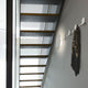 LED Wandleuchte HAN Schwarz Garderobenhaken an einer Wand neben Treppe mit Schal aufgehängt.
