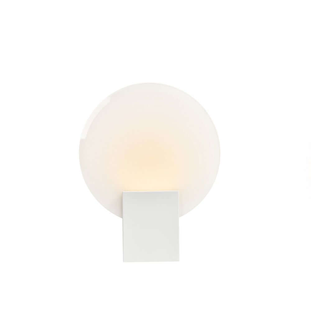 LED Wandleuchte Hester IP44 mit gehärtetem, geschliffenem Mattglas und modernem Design.