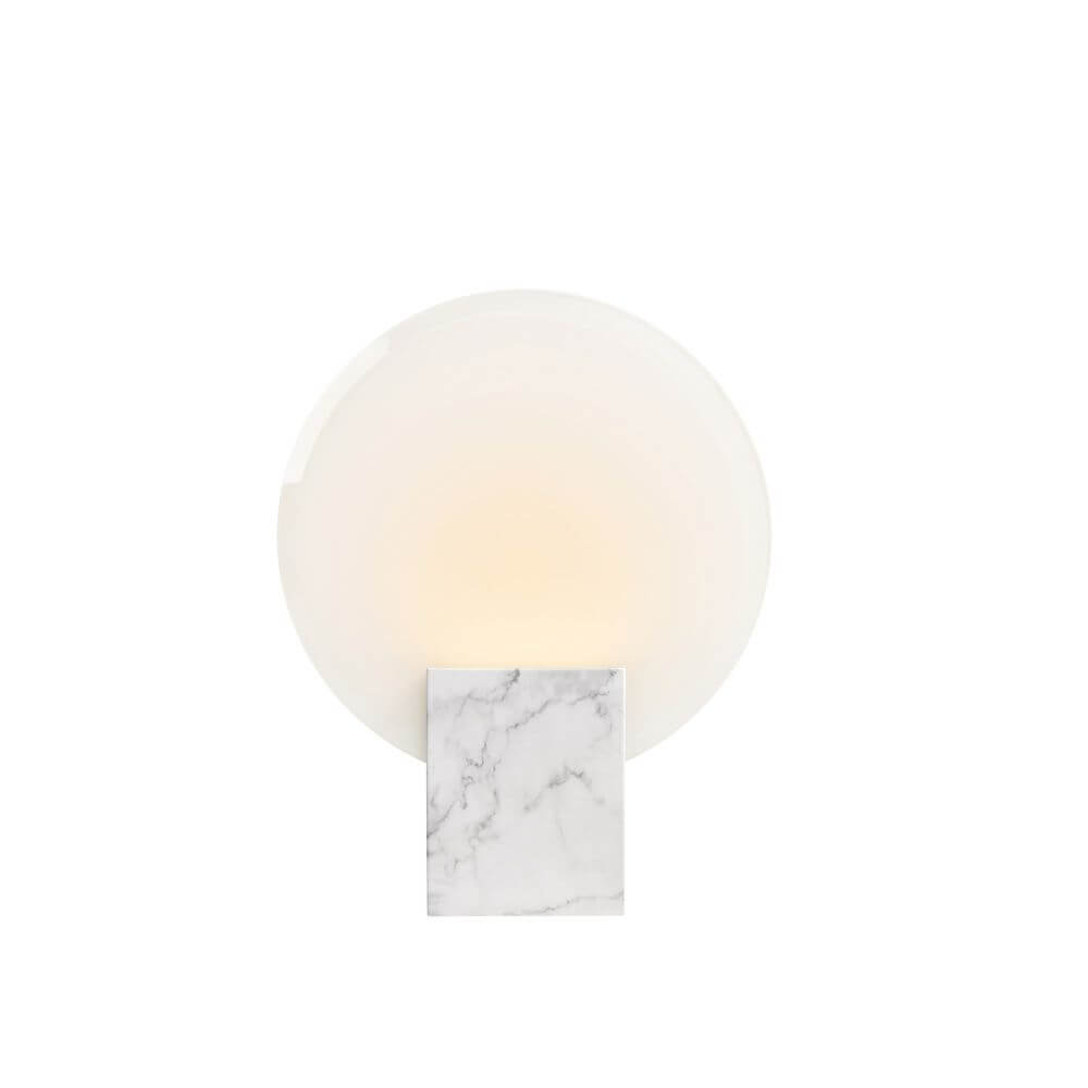 LED Wandleuchte Hester IP44 mit schlichter runder Form und marmoriertem Sockel.