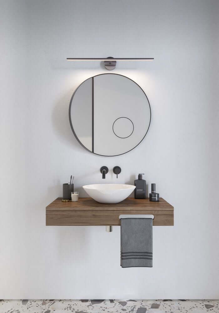 LED Bad-Wandleuchte Ip S13 60cm IP44 über modernem Waschbecken mit Spiegel.