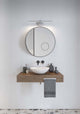 Moderne Badezimmeransicht mit LED Bad-Wandleuchte Ip S13 60cm IP44 über einem Waschbecken und Rundspiegel.