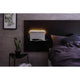 LED Wandlampe Jarina mit Ablage + USB Dimmbar über einem Bett in modernem Schlafzimmer.