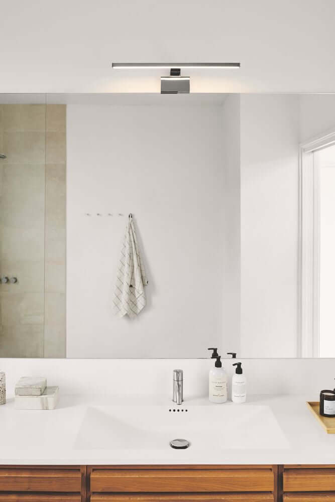 LED Wandleuchte Marlee 3000K IP44 in modernem Badezimmer mit Spiegelleuchte