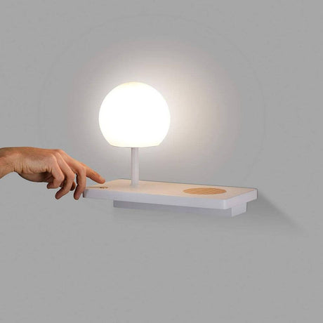 LED Wandleuchte NIKO Links Weiß, Braun mit Dimmschalter und opalgläsernem Lampenschirm.