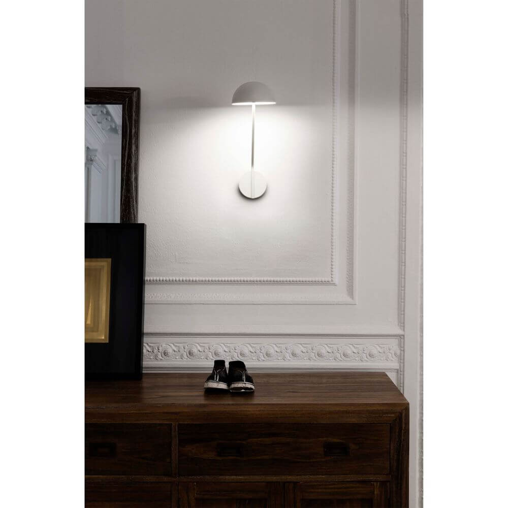 LED-leselampe PURE 6W 3000K hvit på en vegg over et sideboard foran et speil.