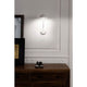 LED-leselampe PURE 6W 3000K hvit på en vegg over et sideboard foran et speil.
