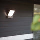 LED-Wandleuchte Pano Lichtfarbe regelbar an einer Holzwand installiert