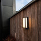 LED Außen-Wandleuchte Qubo IP54 Anthrazit an einer Holzwand, modern und elegant im Außenbereich.