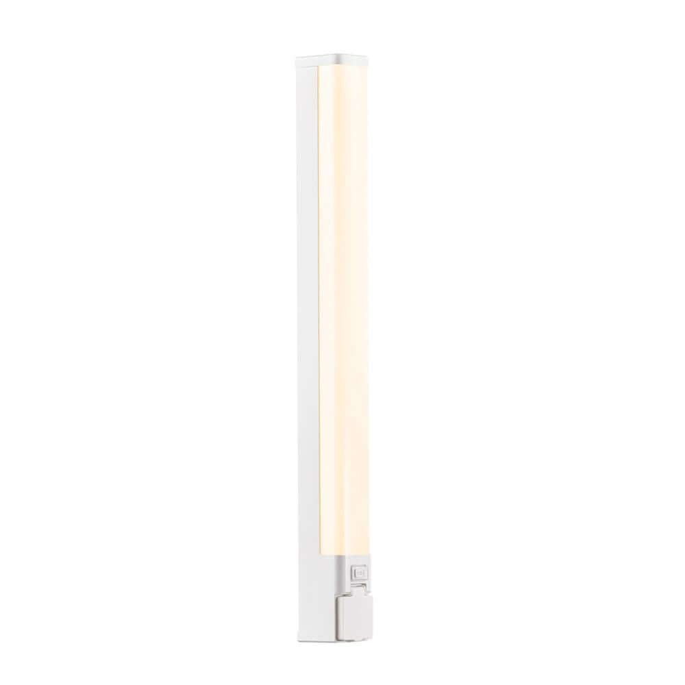 LED Wandleuchte Sjaver IP44 mit einstellbarer Farbtemperatur und integrierter Steckdose.