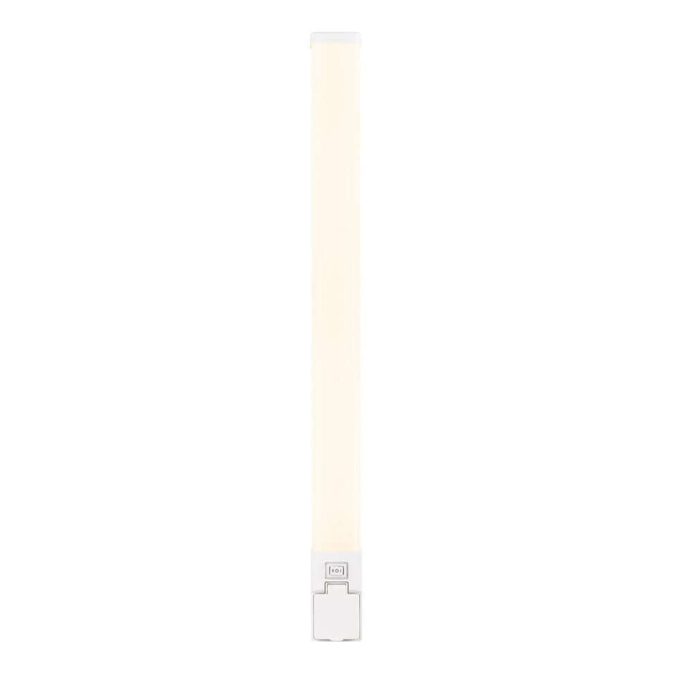LED Wandleuchte Sjaver IP44 mit einstellbarer Farbtemperatur und Steckdose für das Badezimmer.