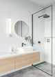 LED Wandleuchte Sjaver IP44 in modernem Badezimmer mit Spiegel und duschbereich