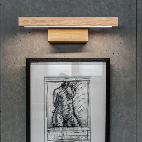 LED Smal wall light touch dimmer 490lm oiled oak above a work of art on a gray wall.
