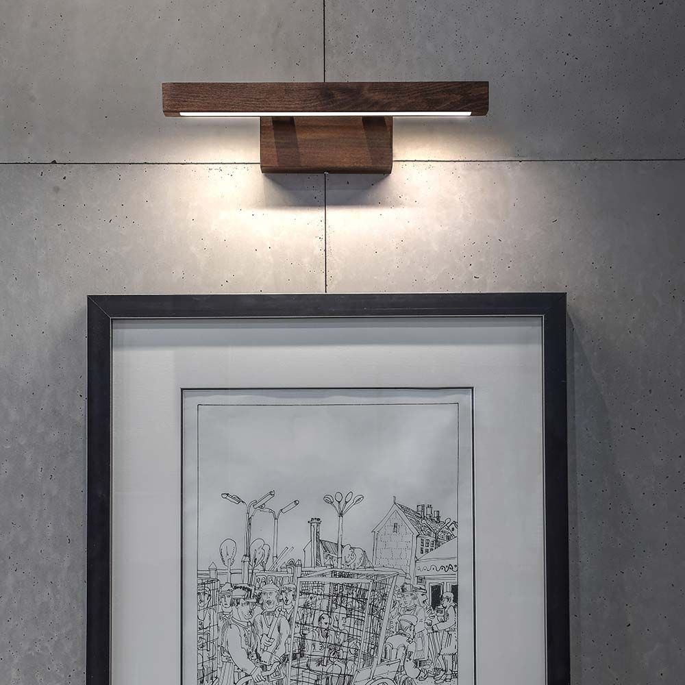 LED Wandleuchte Smal Touch-Dimmer in Nussfarben, ideal zur Beleuchtung von Kunstwerken.