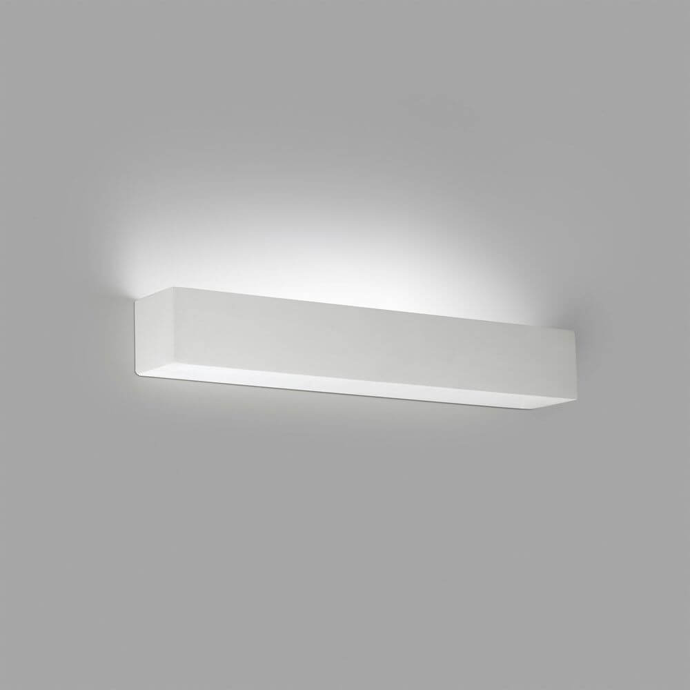 LED Wandleuchte TERA Weiß in minimalistischer, rechteckiger Form an einer Wand montiert.