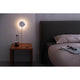 LED Wandleuchte Tabari Weiß, Chrom an einem Nachttisch neben einem Bett, ideal als Leselampe