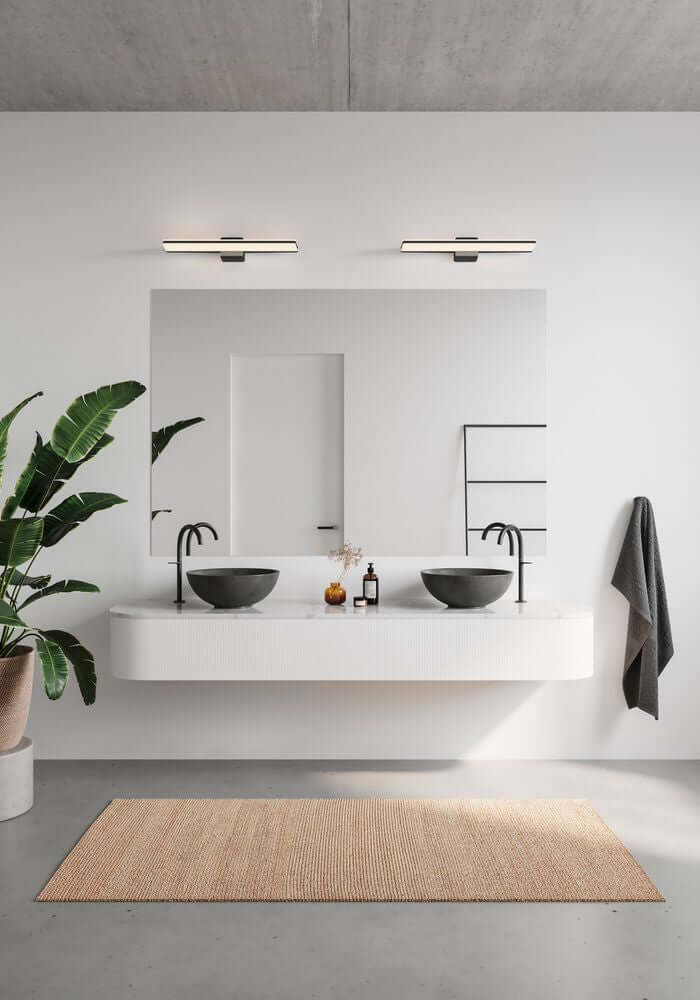 Moderne Badezimmeransicht mit LED Wandleuchte Tinia 60 IP44 über dem Waschbecken und schönem Dekor.