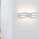 LED Wandleuchte Wave Weiß an einer Wand mit warmweißem Licht.