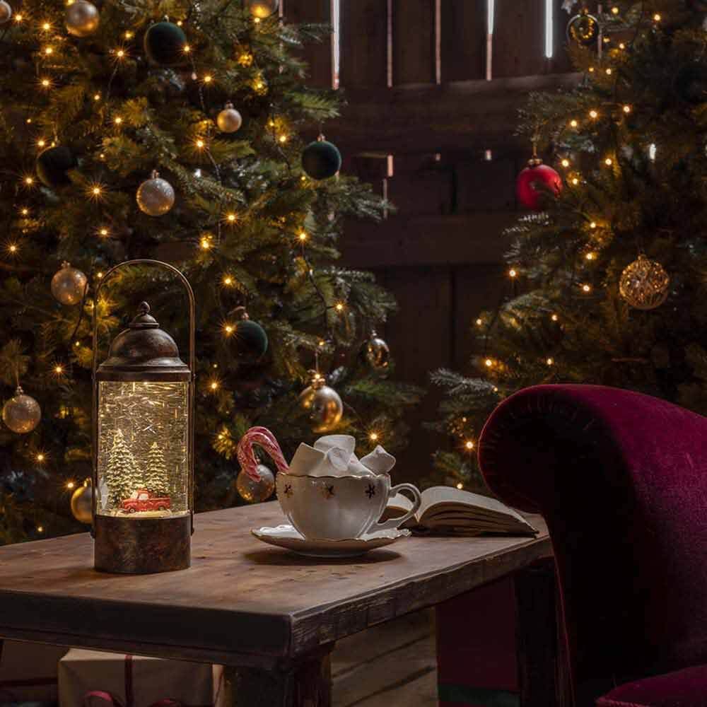 LED Wasserlaterne mit Weihnachtsbäumen und Auto mit 5h Timer Gold auf einem Tisch in festlicher Weihnachtsdekoration.