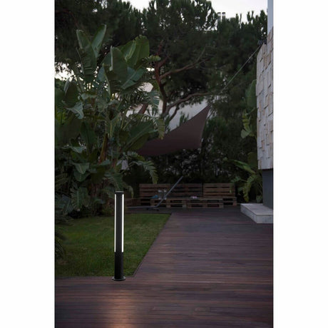 LED Lampadaire de chemin GROP-1 75 cm IP54 gris foncé dans le jardin sur une terrasse en bois la nuit.